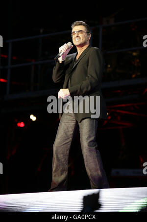 : George Michael en concert la première nuit de sa tournée du stade européen en direct de 25 au stade NRGI d'Arhus, au Danemark. Banque D'Images