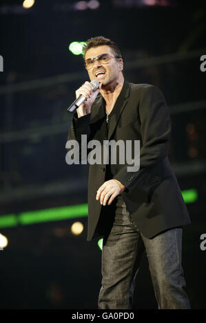 PAS DE MERCHANDISING : George Michael se présentant en concert la première nuit de sa tournée de 25 Live European Stadium au NRGI Stadium d'Arhus, Danemark. Banque D'Images