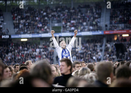 : George Michael en concert la première nuit de sa tournée du stade européen en direct de 25 au stade NRGI d'Arhus, au Danemark. Banque D'Images