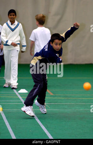 La Garde d'honneur a une session de filets dans le Ken Barrington centre de cricket en attendant la pluie À passer à l'ovale Brit Banque D'Images