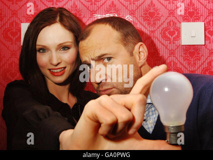 Sophie Ellis-Bextor lance la campagne « Lights Out London » de Capital radio avec Johnny Vaughan, DJ du Breakfast Show, dans les studios de Capital FM dans le centre de Londres. Banque D'Images