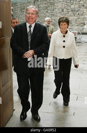 Pat Rabbitte, chef du Parti travailliste, parle aux médias à la Leinster House à Dublin. Banque D'Images