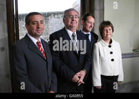 Le chef du Parti travailliste Pat Rabbitte (deuxième à gauche) avec les trois nouveaux TDS de son parti, Ciaran Lynch (gauche) Sean Sherlock (deuxième à droite) et Joanna Tuff à la Leinster House à Dublin. Banque D'Images