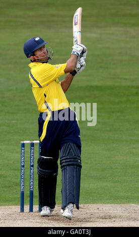 Michael Vaughan, du Yorkshire, regarde après avoir pris un ballon dans les airs pour être pris par Kyle Coetzer de Durham pour 5 courses lors du match de conférence Friends Provident Trophy North à Headingley, Leeds. Banque D'Images