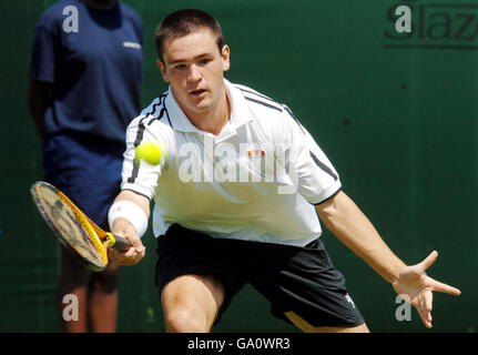 Les Britanniques Jamie Baker en action contre Jonathan Marray lors du tournoi Surbiton Trophy au Surbiton Racket and Fitness Club, Surrey. Banque D'Images