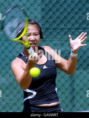 Meng Yuan en action contre Kelly Liggan en Irlande lors du tournoi Surbiton Trophy au Surbiton Racket Fitness Club, Surrey. Banque D'Images