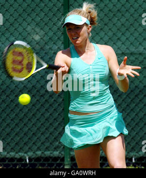 Kelly Liggan d'Irlande en action contre Meng Yuan de Chine lors du tournoi Surbiton Trophy au Surbiton Racket and Fitness Club, Surrey. Banque D'Images