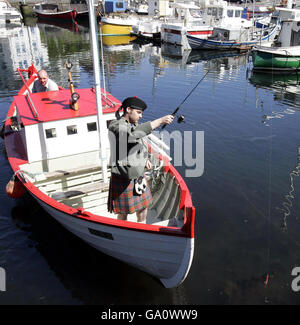 Scotland fan will McLeish fait une tache de pêche à Torshavn, îles Féroé. Banque D'Images