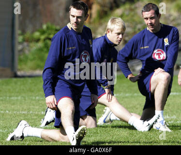 Stephen McManus en Écosse (à gauche), Steven Naismith et David Weir (à droite) lors d'un entraînement à Torshavn, dans les îles Féroé. Banque D'Images