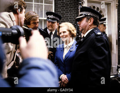 Margaret Thatcher, nouveau Premier ministre, parle aux intervieweurs de la télévision alors qu’elle arrive au n° 10 Downing Street après la victoire des conservateurs aux élections générales. Banque D'Images