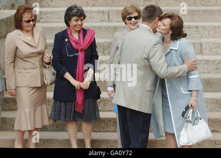 Les partenaires des dirigeants du G8 de gauche Ludmila Putina, Flavia Prodi, Laura Bush, Joachim Sauer et Cherie Blair visitent Schlosshotel Burg Schlitz, un ancien château allemand, le premier jour du Sommet du G8 à Heiligendamm, en Allemagne. Banque D'Images