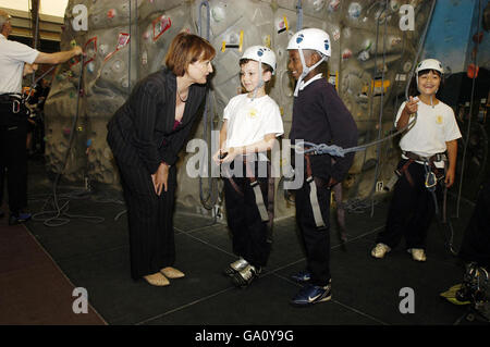 La ministre de la Culture, Tessa Jowell, s'entretient avec des étudiants de l'école primaire d'Oxford Gardens, au Westway Sports Center de Londres, qui est financé par Lottery Money, pour aider à promouvoir le lancement de la brochure du forum opinion leader sur le lien entre le sport et l'identité nationale. Banque D'Images