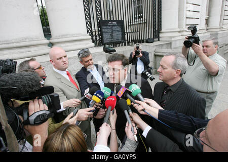 DaN Boyle TD (Centre-droit) et Donall Geogeghan (droite) du Parti Vert parlent aux médias dans les bâtiments gouvernementaux peu avant que des discussions sur la formation d'un gouvernement avec Fianna Fail aient lieu. Banque D'Images