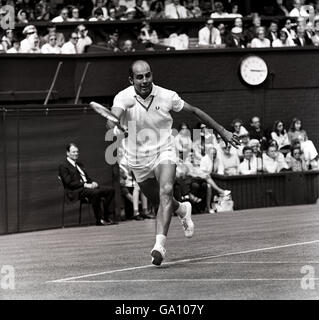 Tennis - Wimbledon - Championnat Mens des célibataires - Jimmy Connors v Bob Hewitt Banque D'Images