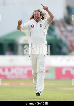 Cricket - npower troisième test - Angleterre / Antilles - deuxième jour - Old Trafford.Le Ryan Sidebottom d'Angleterre célèbre le rejet de Shivnarine Chanderpaul lors du match du troisième test de npower à Old Trafford, Manchester. Banque D'Images