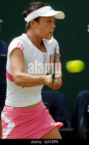 Ayumi Morita au Japon en action contre Brenda Schultz-McCarthy aux pays-Bas lors du tournoi Surbiton Trophy au Surbiton Racket Fitness Club, Surrey. Banque D'Images