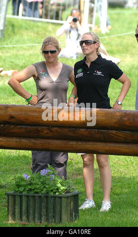 Profitant du temps chaud et portant un short, Zara Phillips regarde le cours de cross-country aux essais de chevaux de Bramham avant qu'elle ne soit sur le point de participer à l'événement. Banque D'Images