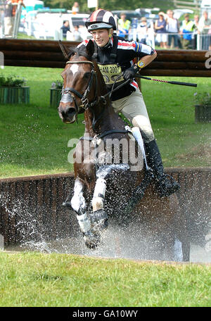 Zara Phillips circonscription tsunami 11 dans le Cross Country pendant les essais de chevaux de Bramham à Bramham. Banque D'Images