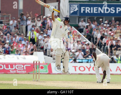 Alastair Cook d'Angleterre célèbre son siècle contre les Antilles lors du match du troisième test de npower à Old Trafford, Manchester. Banque D'Images