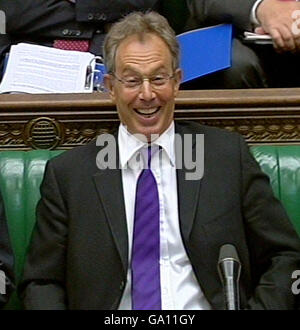 Le premier ministre britannique, Tony Blair, rit pendant les questions du premier ministre à la Chambre des communes. Banque D'Images