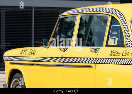 Vintage iconique Checker Cab taxi jaune bien connue entre autres choses du film 'Taxi Driver' Banque D'Images