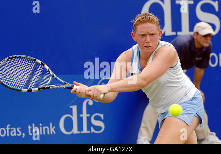 Naomi Cavaday, en Grande-Bretagne, en action contre Marion Bartoli, en France, lors de la DFS Classic au Edgbaston Priory Club, Birmingham. Banque D'Images