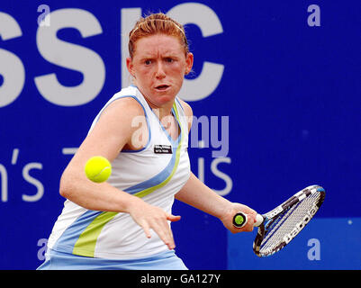 Tennis - le DFS Classic - troisième jour - Edgbaston Priory Club.Naomi Cavaday, en Grande-Bretagne, en action contre Marion Bartoli, en France, lors de la DFS Classic au Edgbaston Priory Club, Birmingham. Banque D'Images