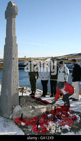 Les membres de la famille paient des respects au Welsh Guards Memorial de Fitzroy, dans les Malouines, où les navires Sir Tristram et Sir Galahad ont été frappés le 8 juin 1982 et où 56 membres du personnel de service ont été tués. Banque D'Images