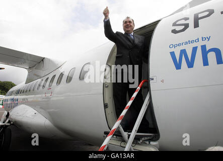 Le premier ministre écossais, Alex Salmond, prend le nouveau service flywhoosh de Dundee à Belfast, pour sa première visite officielle en Irlande du Nord. Banque D'Images