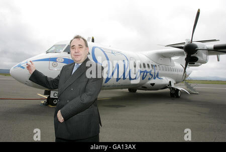 Le premier ministre écossais Alex Salmond avant de prendre le nouveau service flywhoosh de Dundee à Belfast, pour sa première visite officielle en Irlande du Nord. Banque D'Images