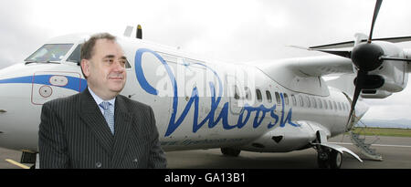 Le premier ministre écossais Alex Salmond avant de prendre le nouveau service flywhoosh de Dundee à Belfast, pour sa première visite officielle en Irlande du Nord. Banque D'Images