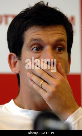 Tim Henman, en Grande-Bretagne, parle aux médias lors de l'Open de Nottingham au centre de tennis de la ville de Nottingham. Banque D'Images