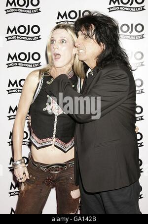 Alice Cooper et sa fille Calico arrivent pour la cérémonie de remise des prix Mojo Honors List à la Brasserie, à l'est de Londres. Banque D'Images