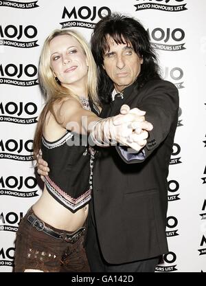 Alice Cooper et sa fille Calico arrivent pour la cérémonie de remise des prix Mojo Honors List à la Brasserie, à l'est de Londres. Banque D'Images