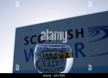 Logo Scottish Water représenté à travers un verre d'eau à Le traitement de l'eau de Carron Valley fonctionne Banque D'Images