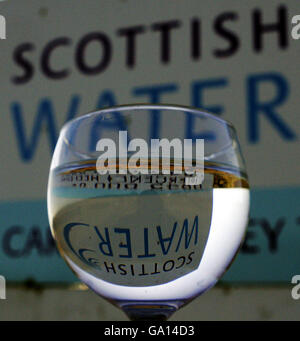 Logo Scottish Water représenté à travers un verre d'eau à Le traitement de l'eau de Carron Valley fonctionne Banque D'Images