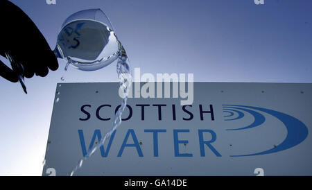 Logo Scottish Water représenté à travers un verre d'eau à Le traitement de l'eau de Carron Valley fonctionne Banque D'Images