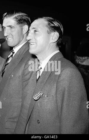 Len Hutton, en Angleterre, attend avec impatience la visite du MCC Australie en attendant le train à Londres Banque D'Images