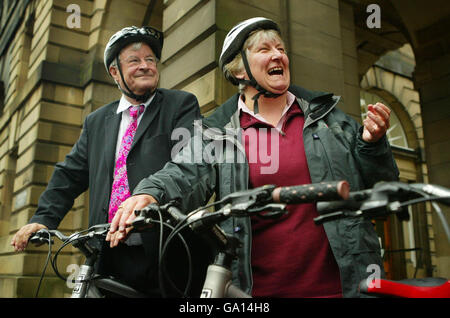 Annabel Goldie, chef du parti conservateur écossais, et Robin Harper, chef du parti Vert écossais, participent à la semaine nationale du vélo avec une balade à vélo des chambres de ville au Parlement à Édimbourg. Banque D'Images
