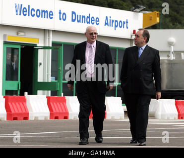 Le premier ministre de Scotlands, Alex Salmond, avec le directeur de Flywhoosh, Aden Murcutt (l), qui prend le nouveau service flyWhoosh de Dundee à Belfast pour sa première visite officielle en Irlande du Nord Banque D'Images