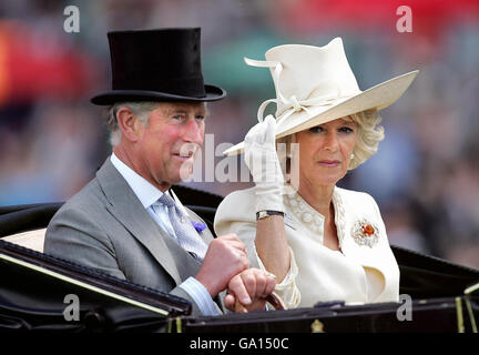 Le prince de Galles de Grande-Bretagne et la duchesse de Cornouailles arrivent en calèche à ciel ouvert à l'hippodrome d'Ascot, Berkshire, le deuxième jour de Royal Ascot. Banque D'Images