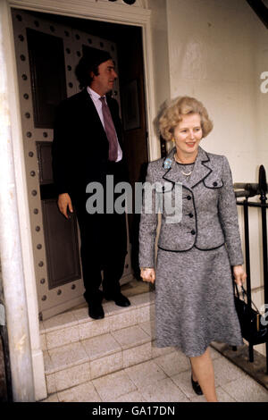 Margaret Thatcher, nouvelle chef de l'opposition, appelle Edward Heath, chef déchu, à sa maison, dans la rue Wilton, SW1. Banque D'Images