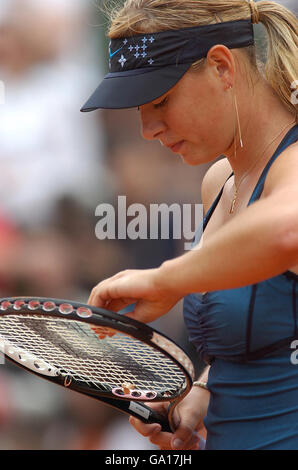 Tennis - 2007 French Open - Day Twelve - Roland Garros.Maria Sharapova est découragée lors de son match contre Ana Ivanovic Banque D'Images