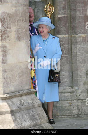 La Reine Elizabeth II visite l'abbaye de Romsey pour un service commémorant le 400e anniversaire de l'octroi de la Charte royale. Banque D'Images