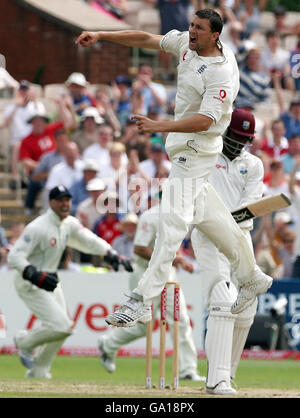 Steve Harmison, de l'Angleterre, célèbre le rejet de Chris Gayle des Antilles pour 16 courses après qu'il ait été pris par Paul Collingwood lors du match du troisième test de npower à Old Trafford, Manchester. Banque D'Images
