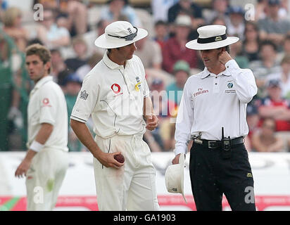 Cricket - npower troisième test - Angleterre / Antilles - quatrième jour - Old Trafford.Le capitaine d'Angleterre Michael Vaughan parle au juge-arbitre Billy Bowden lors du match du troisième test de npower à Old Trafford, Manchester. Banque D'Images