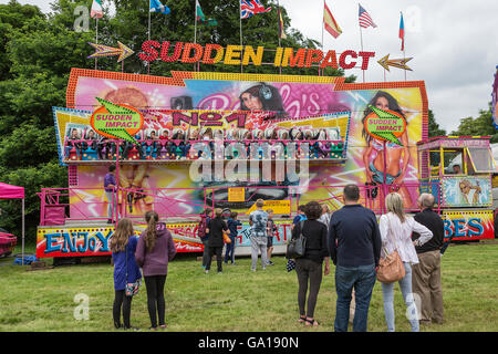 Sudden Impact fairground ride en action avec des gens debout à regarder Banque D'Images