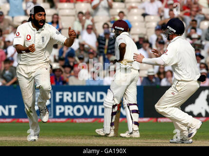 Monty Panesar (à gauche), en Angleterre, célèbre après avoir rejeté Dwayne Bravo des Antilles pour 49 courses lors du match du troisième test de npower à Old Trafford, Manchester. Banque D'Images