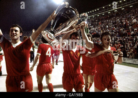 (L-R) Ray Kennedy de Liverpool, Terry McDermott et Jimmy case célèbrent avec la coupe d'Europe Banque D'Images