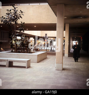 Intérieur d'un centre commercial, dans le cadre du projet de développement Elephant and Castle London. Banque D'Images